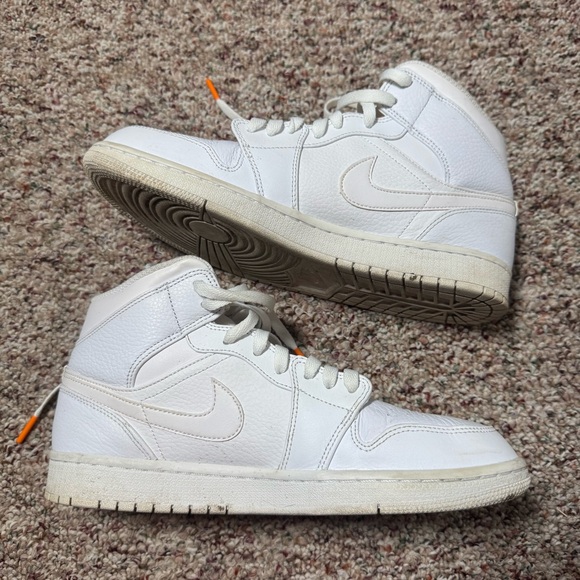 Mens Size 9.5 - Nike Air Jordan 1 Mid 'Triple White' Shoes White 554724-136 - Picture 4 of 8